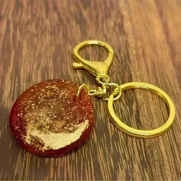 Gold Tone Keychain with Hand Crafted Zodiac Leo Medallion and Heart Charm - Picture 2 of 2